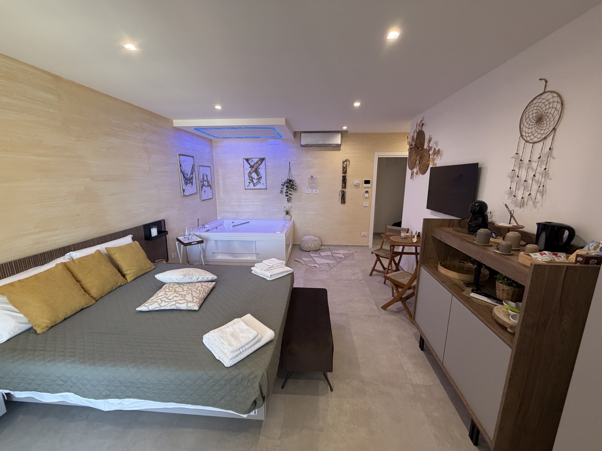 Suite Macramè, ambiente boho con luce blu