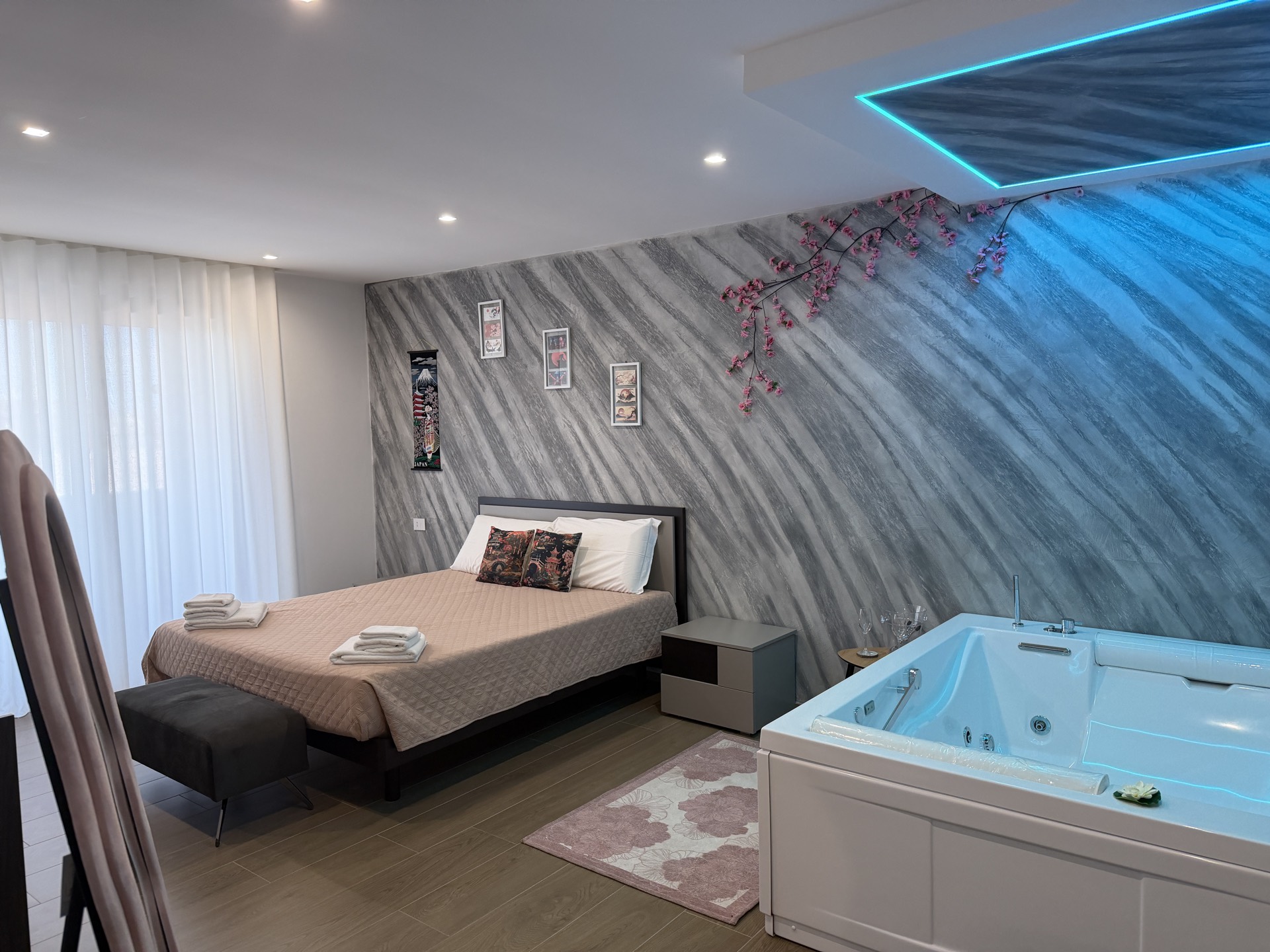 Suite Sakura, letto e idromassaggio con luci blu